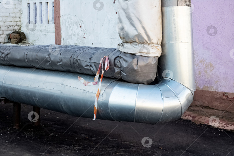 Скачать Большие новые металлические водопроводные трубы крупным планом фотосток Ozero