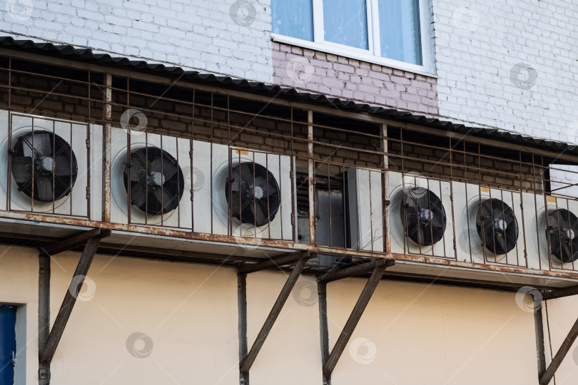 Скачать Кондиционеры в ряд на стене дома фотосток Ozero