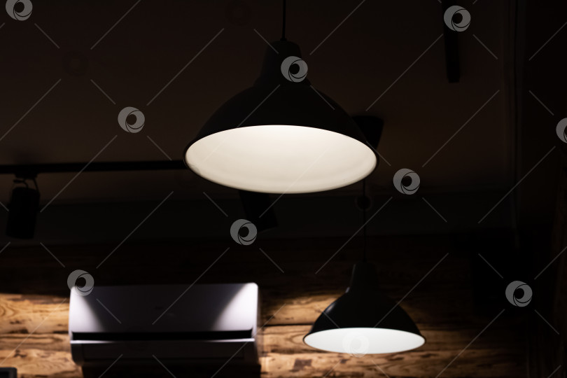 Скачать Яркая белая лампочка с белой лампой в темноте фотосток Ozero