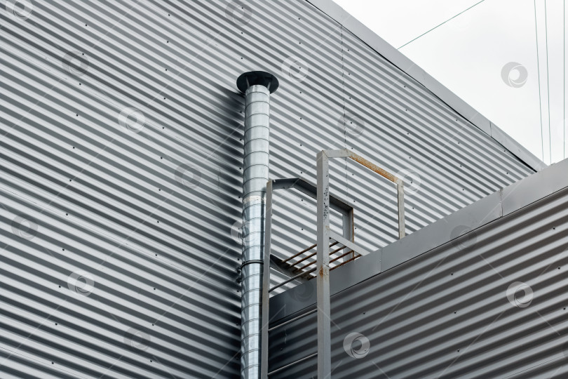 Скачать Вытяжная труба на стене промышленного здания фотосток Ozero