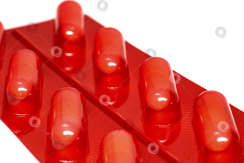 Скачать Красная упаковка с таблетками на белом фоне фотосток Ozero
