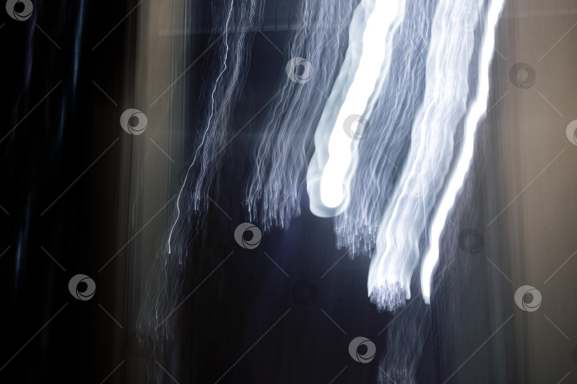 Скачать Абстрактный размытый темный фон с лучами света фотосток Ozero
