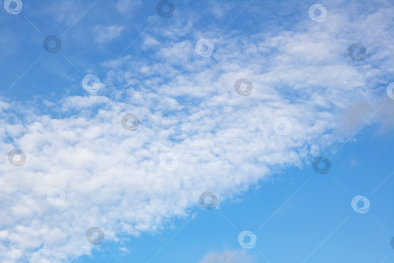 Скачать Облака на голубом небе, размытый фон фотосток Ozero