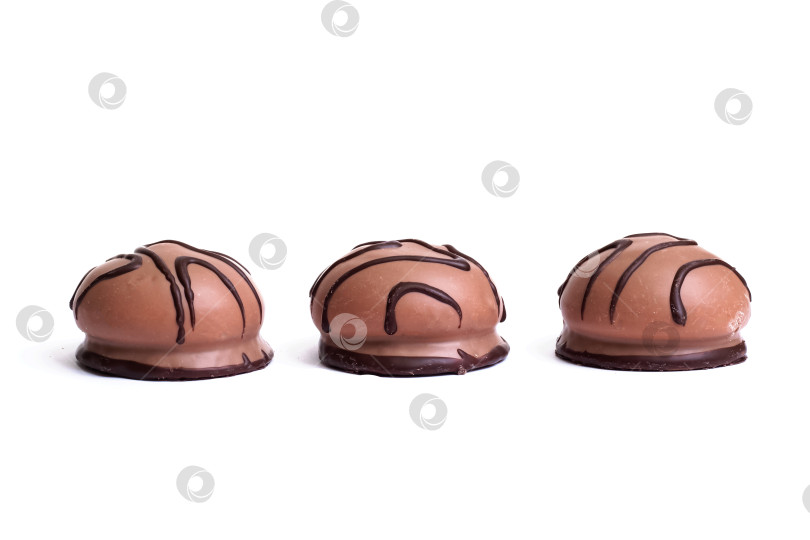 Скачать Три печенья в шоколаде, выделенные на белом фоне фотосток Ozero