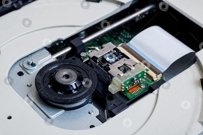 Скачать Система считывания лазерных дисков внутри CD-ROM крупным планом фотосток Ozero