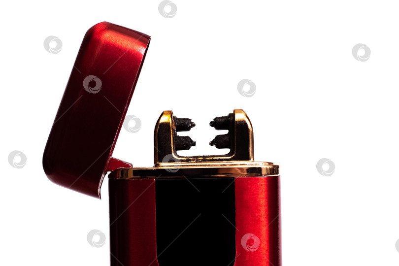 Скачать Красная электронная зажигалка, выделенная на белом фоне фотосток Ozero