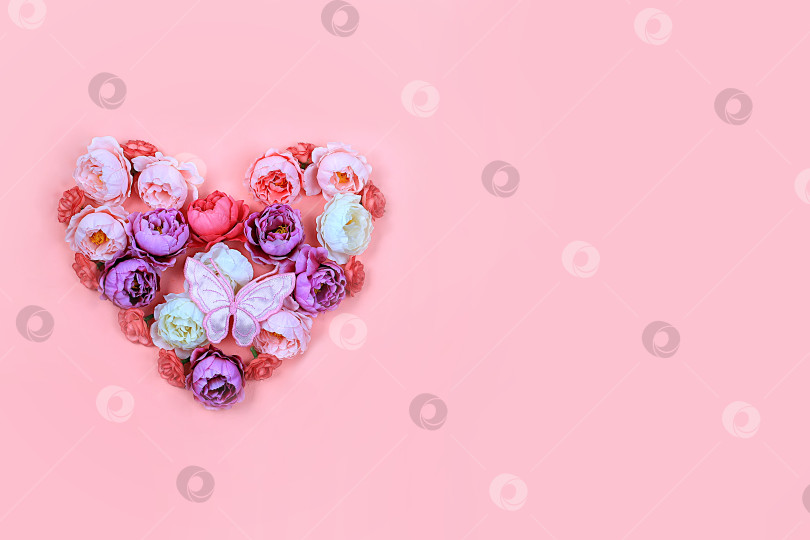 Скачать Цветочное сердце с бабочками на розовом фоне.Концепция ко Дню Святого Валентина или женскому дню, Дню матери, баннер, поздравление любимой с праздником, днем рождения, минималистичный современный дизайн фотосток Ozero