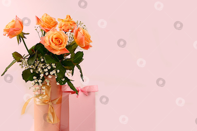 Скачать Цветочная композиция с чайными розами и подарочной коробкой. Концепция для Дня Святого Валентина или женского дня, Дня матери, баннера, поздравления любимому человеку с праздником, днем рождения, минималистичный современный дизайн, фотосток Ozero