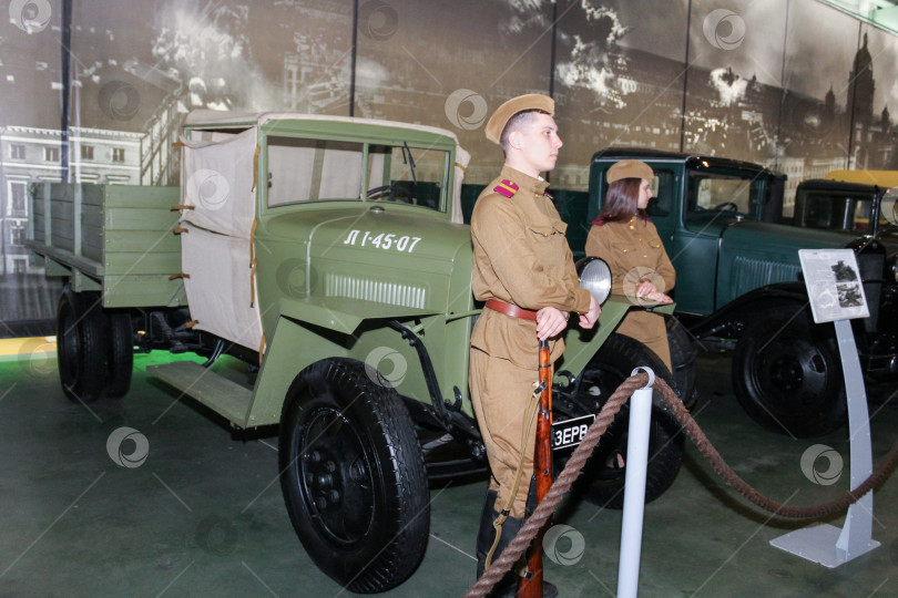 Скачать Солдаты у военного грузовика. фотосток Ozero