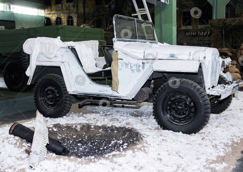 Скачать Замаскированный военный внедорожник. фотосток Ozero