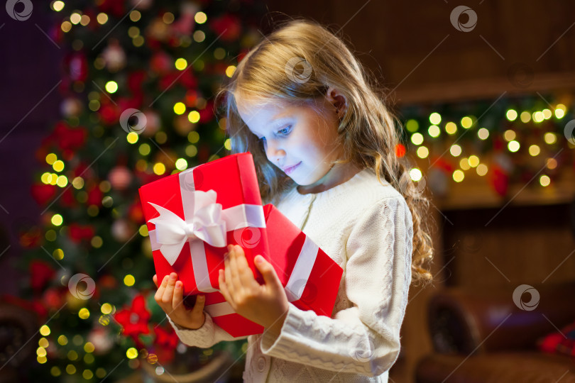 Скачать счастливая девочка-ребенок с волшебным рождественским подарком фотосток Ozero
