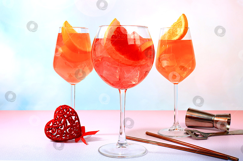 Скачать Праздничный алкогольный коктейль Aperol spritz в бокалах и сердечках с любовью, концепция бара и день святого Валентина, алкогольные напитки на вечеринке, реклама ресторана, фотосток Ozero