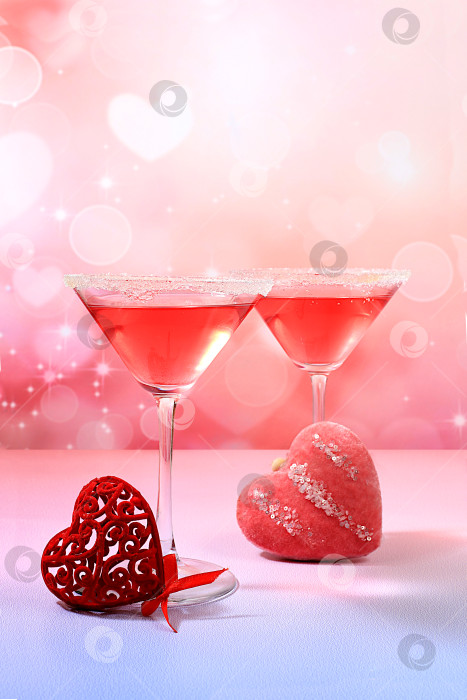Скачать Праздничный алкогольный коктейль "красный мартини" в бокалах и сердечках с любовью, концепция бара и день святого Валентина, алкогольные напитки на вечеринке, реклама ресторана, избирательный подход фотосток Ozero
