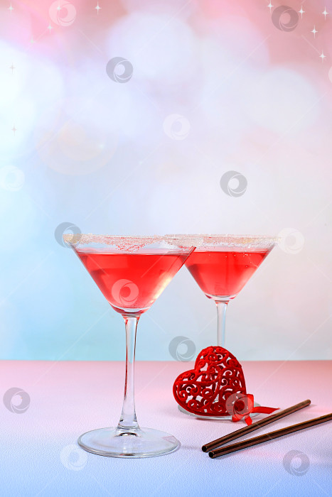 Скачать Праздничный алкогольный коктейль "красный мартини" в бокалах и сердечках с любовью, концепция бара и день святого Валентина, алкогольные напитки на вечеринке, реклама ресторана фотосток Ozero