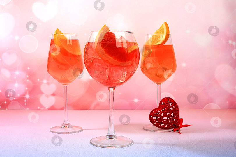 Скачать Праздничный алкогольный коктейль Aperol spritz в бокалах и сердечках с любовью, концепция бара и день святого Валентина, алкогольные напитки на вечеринке, реклама ресторана, фотосток Ozero