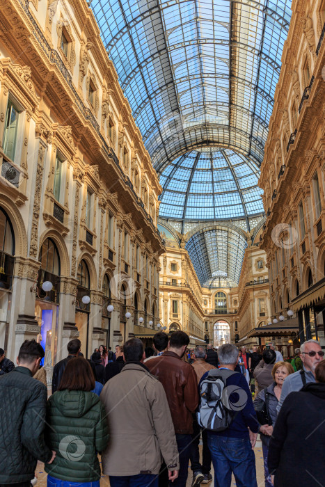 Скачать В галерее Витторио Эмануэле II в Милане много туристов фотосток Ozero
