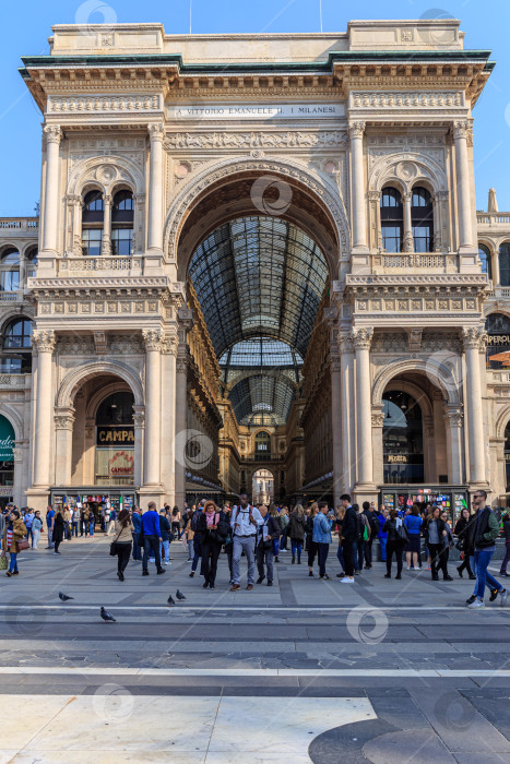 Скачать Много людей у входа в галерею Витторио Эмануэле II в Милане фотосток Ozero