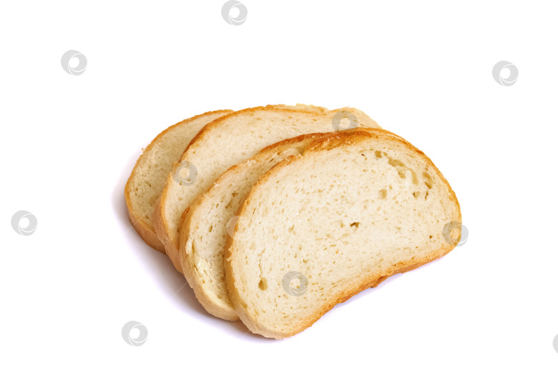 Скачать Нарезанный ломтиками белый хлеб, выделенный на белом фоне фотосток Ozero