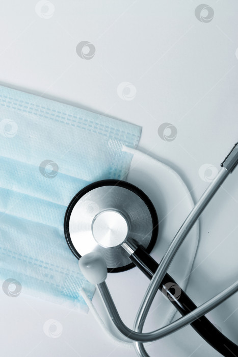 Скачать Защитная медицинская маска, шприц, стетоскоп и таблетки на белом фоне фотосток Ozero