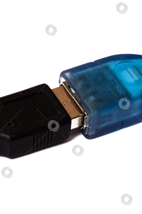 Скачать Подключение двух USB-кабелей, изолированных на белом фоне фотосток Ozero