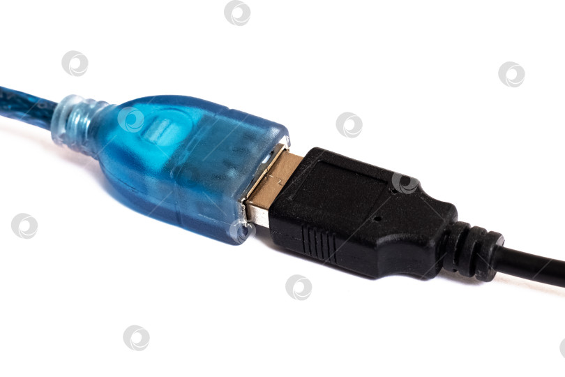 Скачать Подключение двух USB-кабелей, изолированных на белом фоне фотосток Ozero