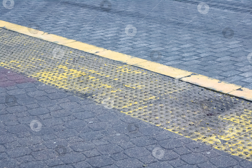 Скачать Старый желтый знак велосипедной дорожки на тротуаре фотосток Ozero