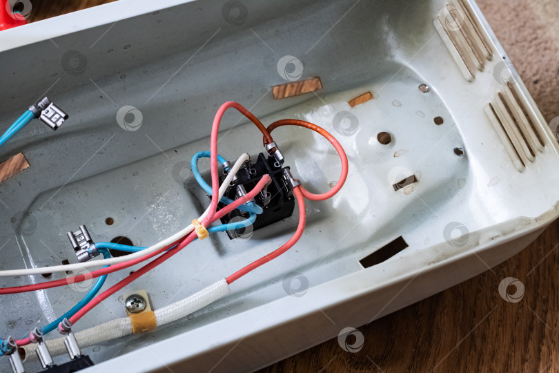 Скачать Электронные провода внутри металлического устройства крупным планом фотосток Ozero