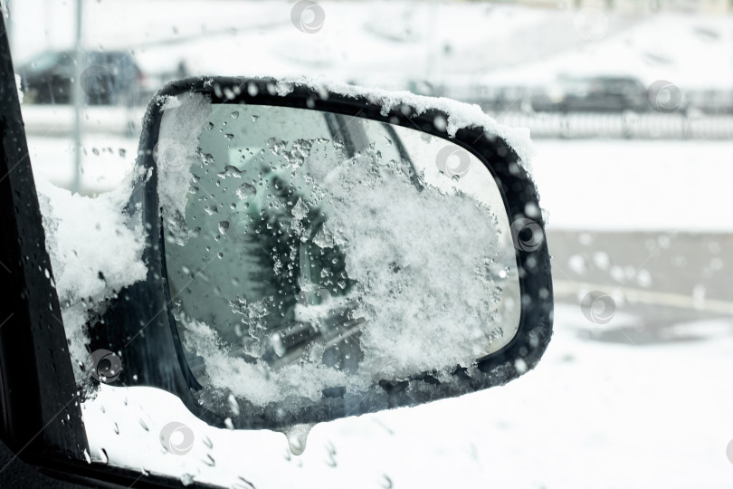 Скачать Снег и лед на боковом зеркале автомобиля фотосток Ozero