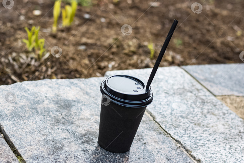 Скачать Бумажный стаканчик с кофе на бетонной скамейке фотосток Ozero