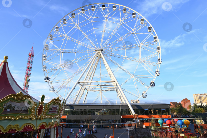 Скачать парк развлечений с колесом обозрения фотосток Ozero