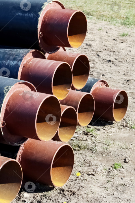 Скачать Металлические трубы для водопровода сложены на траве фотосток Ozero