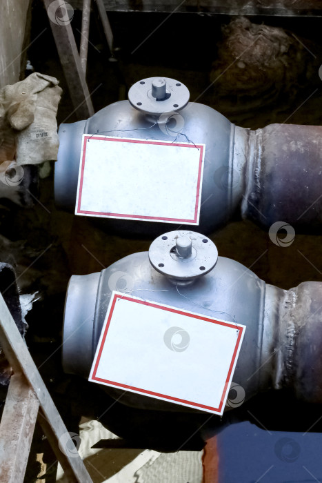 Скачать Изолированные трубы для горячей воды и подземный клапан крупным планом фотосток Ozero