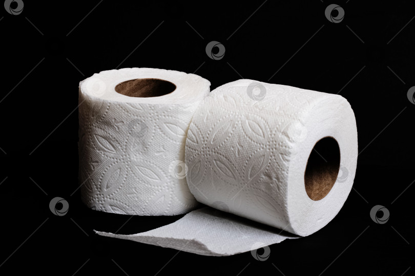 Скачать Два рулона туалетной бумаги на черном фоне фотосток Ozero