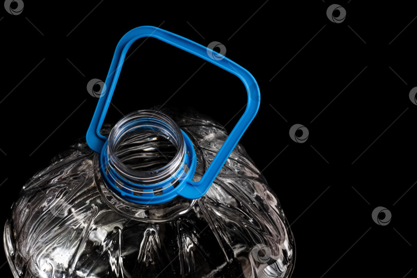 Скачать Большая пластиковая бутылка для воды на черном фоне фотосток Ozero