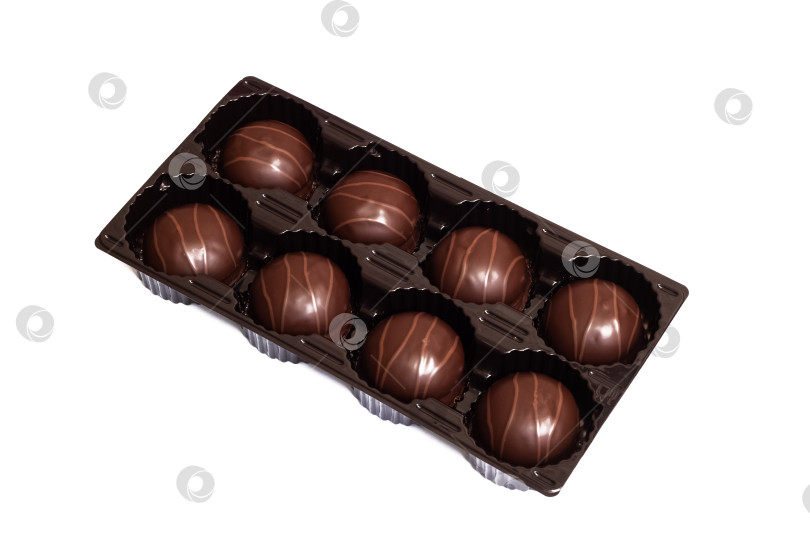 Скачать Шоколадные конфеты в коробке, изолированные на белом фоне фотосток Ozero