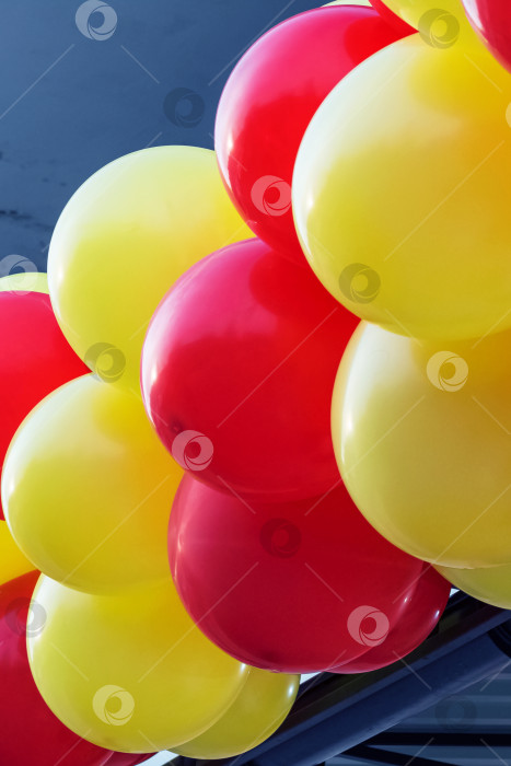 Скачать Желтые и красные воздушные шары на здании фотосток Ozero