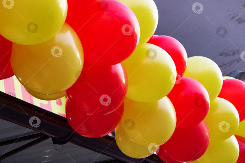 Скачать Желтые и красные воздушные шары на здании фотосток Ozero
