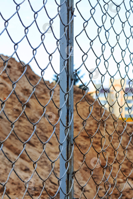 Скачать Куча песка на строительной площадке за металлическим забором фотосток Ozero