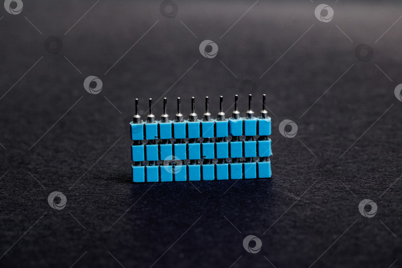 Скачать Стопка синих электронных инженерных разъемов крупным планом фотосток Ozero