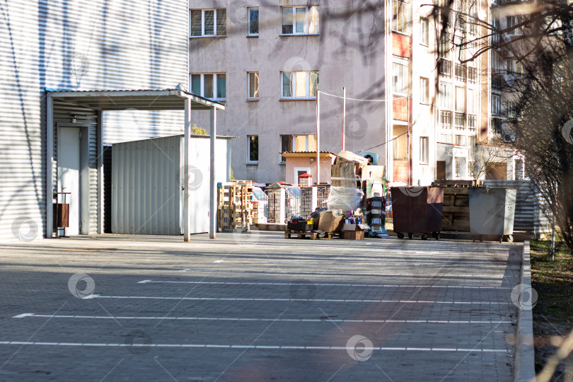 Скачать Коробки на заднем дворе магазина фотосток Ozero