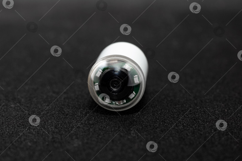Скачать Капсула с камерой для капсулярной эндоскопии на черном фоне фотосток Ozero