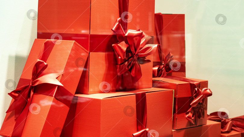 Скачать Стопка красных подарочных коробок крупным планом фотосток Ozero