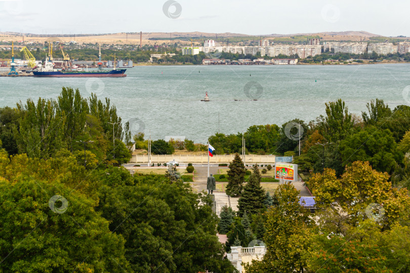 Скачать Керченский морской порт. Вид с горы Митридат. На переднем плане плавучий док. На заднем плане портовые краны во время разгрузки сухогрузов. фотосток Ozero