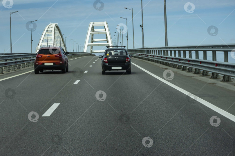 Скачать Крымский мост или Керченский мост, соединяющий Кубань и Крым от Тамани до Керчи. Таффик на автомобильном мосту через Керченский пролив. фотосток Ozero