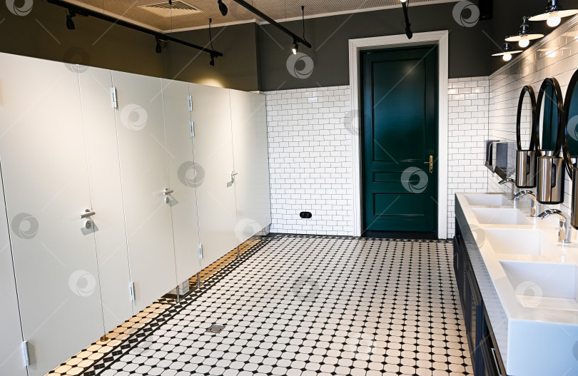 Скачать Современный интерьер общественного туалета фотосток Ozero