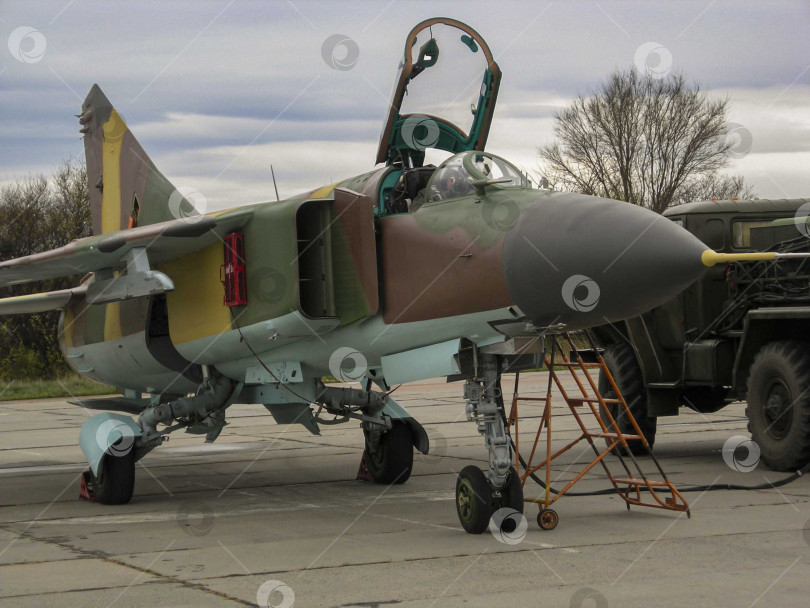 Скачать Советский многоцелевой истребитель третьего поколения МиГ-23 (по кодификации НАТО: Flogger) на аэродроме перед запуском двигателей. Крупный план. Крыло изменяемой стреловидности. фотосток Ozero