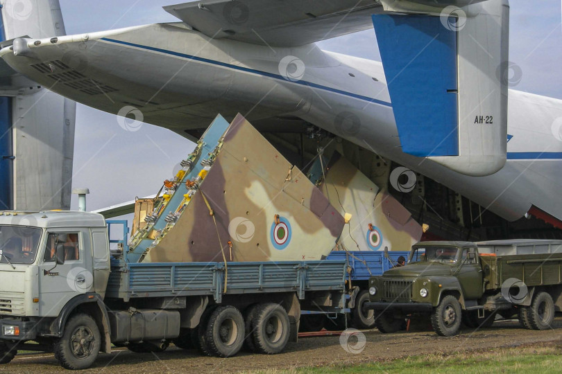 Скачать Ан-22 (НАТО: rooster) Самолет "Антей". Выгрузка МиГ-29 (Fulcrum) из грузового отсека крупнейшего в мире транспортного турбовинтового самолета Ан-22. фотосток Ozero