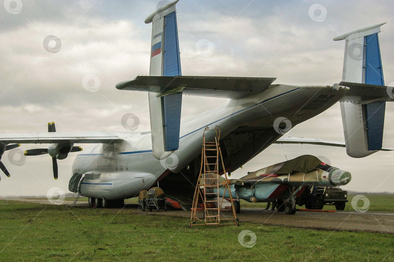 Скачать Ан-22 (НАТО: rooster) Самолет "Антей". Выгрузка МиГ-29 (Fulcrum) из грузового отсека крупнейшего в мире транспортного турбовинтового самолета Ан-22. фотосток Ozero