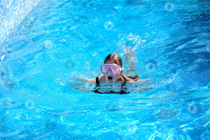Скачать Молодая женщина плавает по воде в бассейне фотосток Ozero