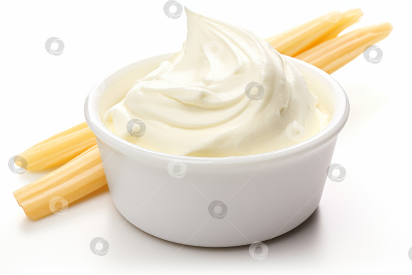 Скачать Крупным планом свежее вкусное ванильное мороженое в керамической миске на белом фоне фотосток Ozero